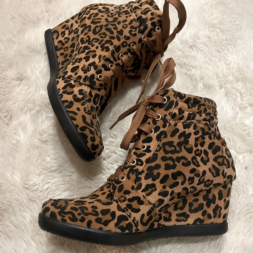 BRING OUT YOUR INNER LEOPARD with these amazing size 6 wedge boots! 🐆.